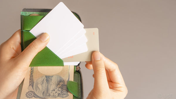薄くて使いやすい財布slim、カードを一瞬で展開する様子