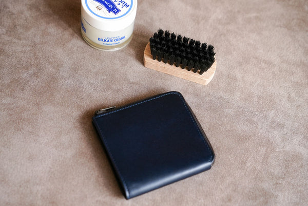 イタリアンレザー「ブッテーロ」のお手入れ道具、薄くて使いやすい財布 slim
